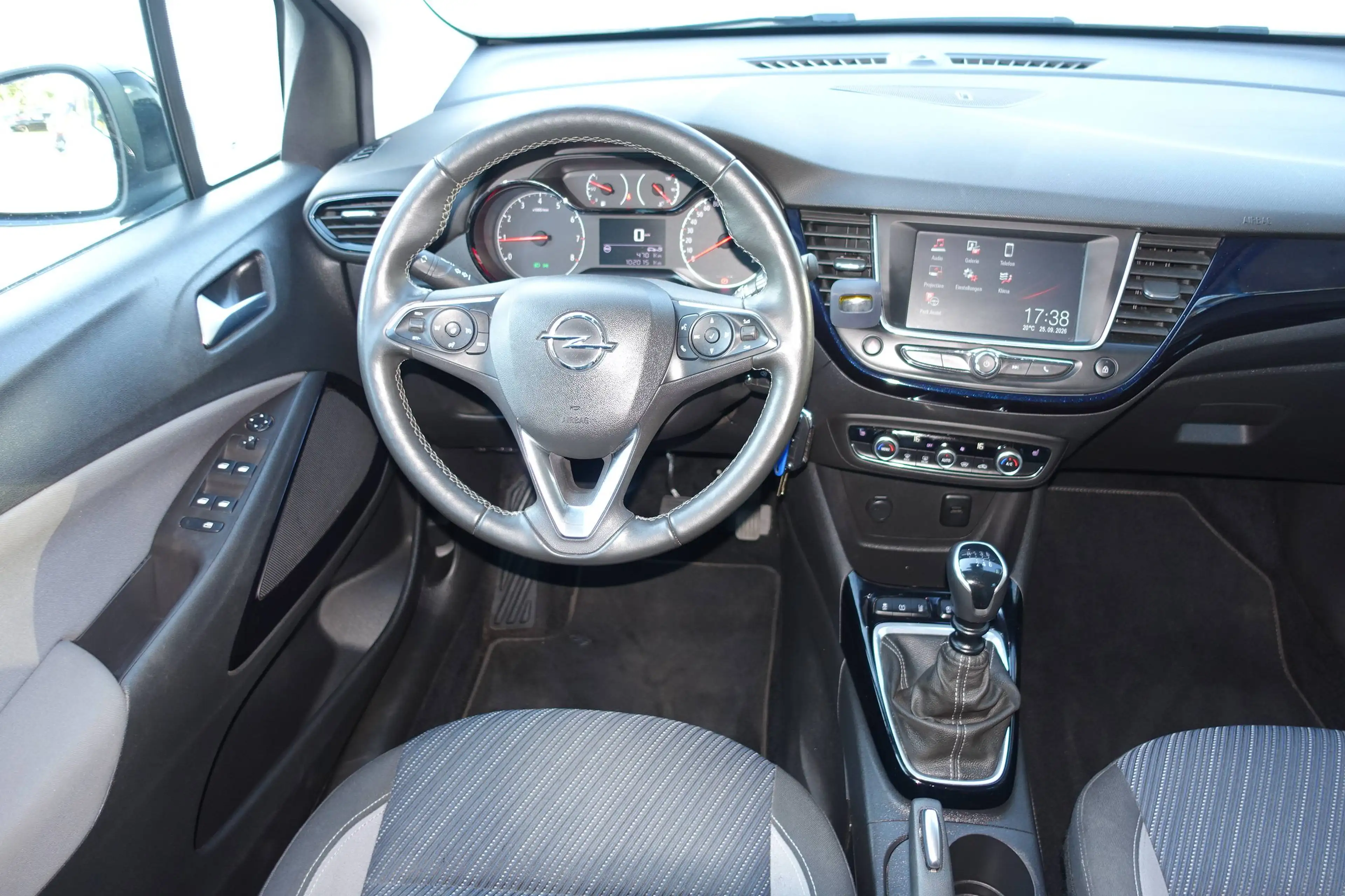 Opel Crossland X 120 Jahre — photo 13