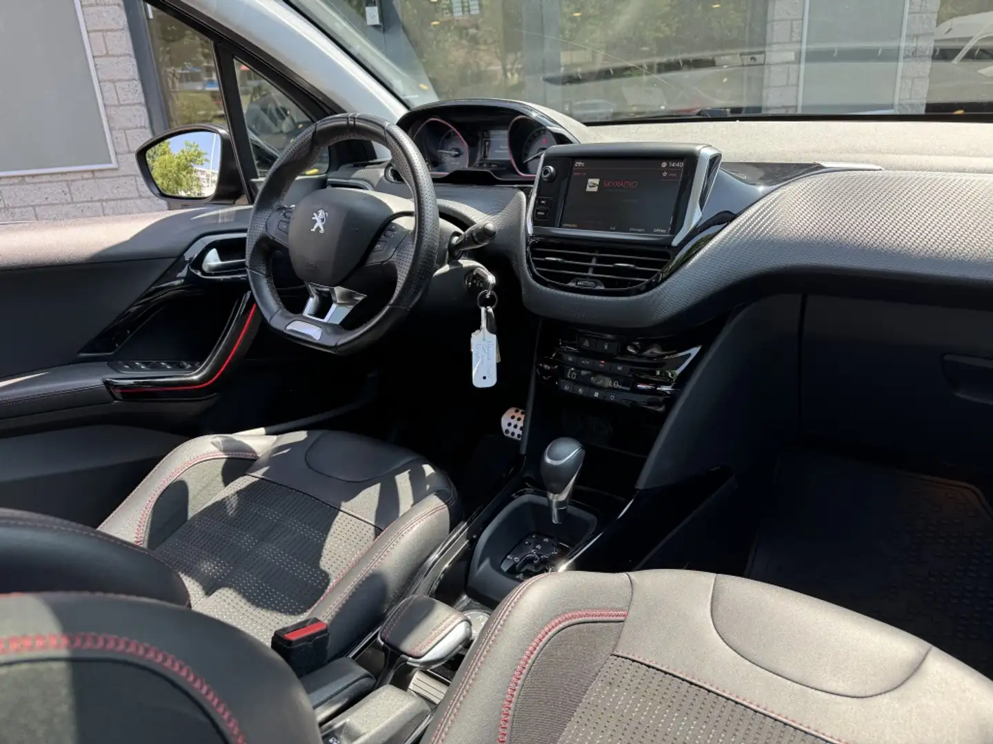 Peugeot 2008 1.2 PureTech Gt-Line Automaat Pano Leer Gris - 2