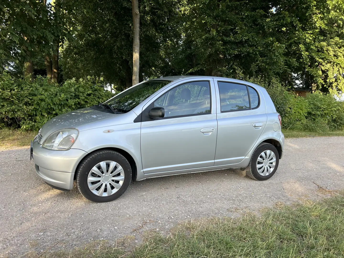 Toyota Yaris 1.3i als 4 Türer mit Automatik Argent - 1