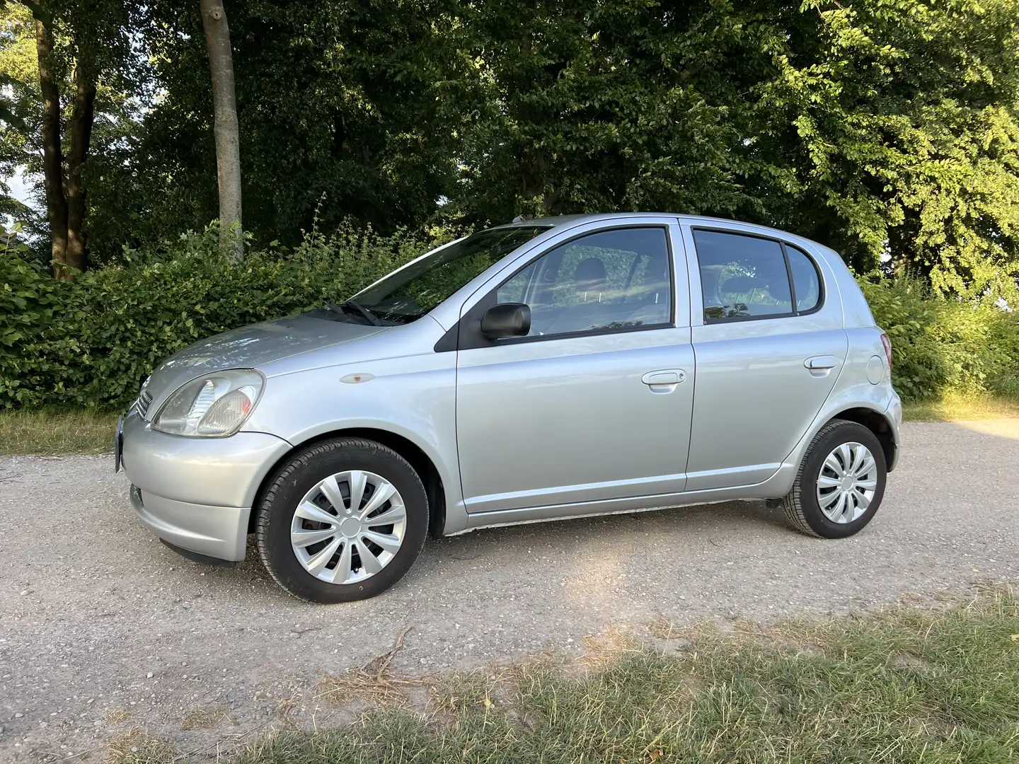 Toyota Yaris 1.3i als 4 Türer mit Automatik Argent - 2