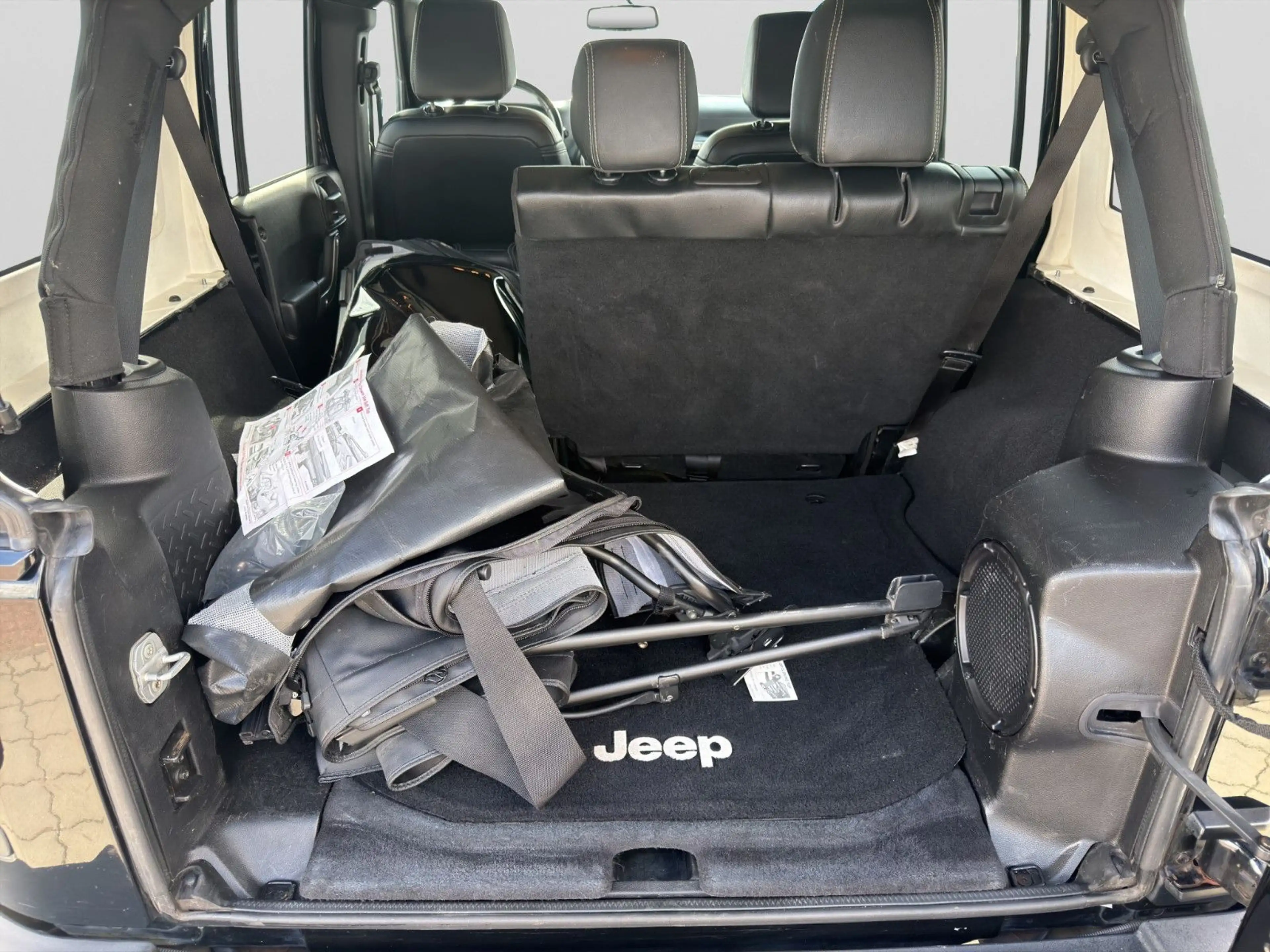 Jeep Wrangler Sahara 2.8 Aut. SITZH KAM NAV XEN AHK — photo 10