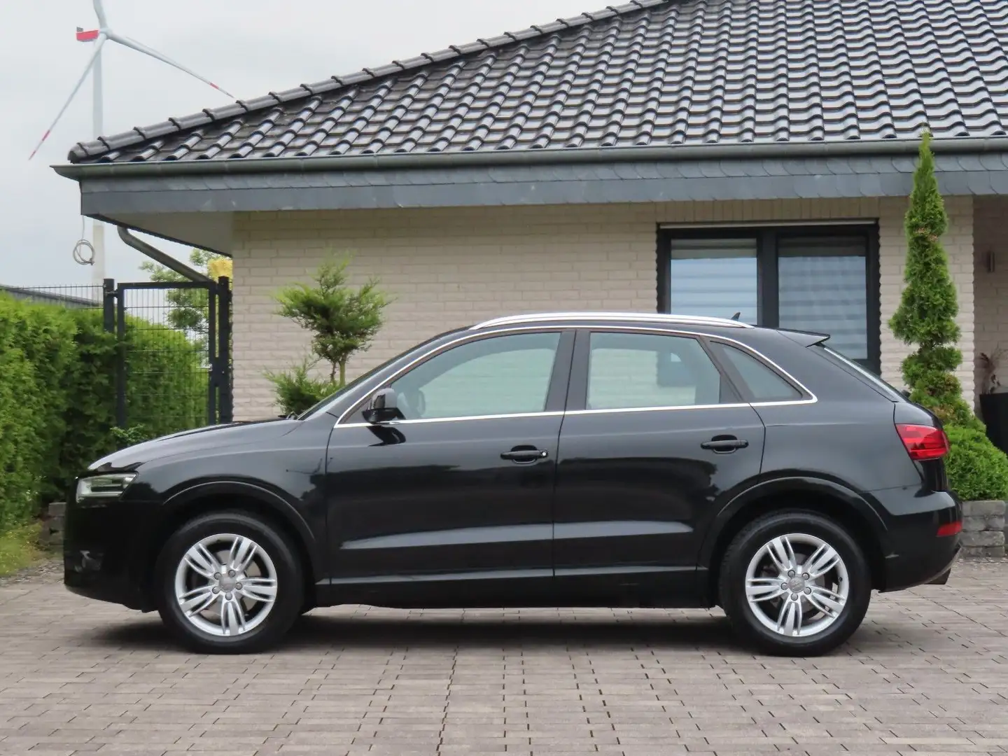 Audi Q3 2.0 TFSI Quattro *Aut. / AHK / Bi-Xenon* Schwarz - 2