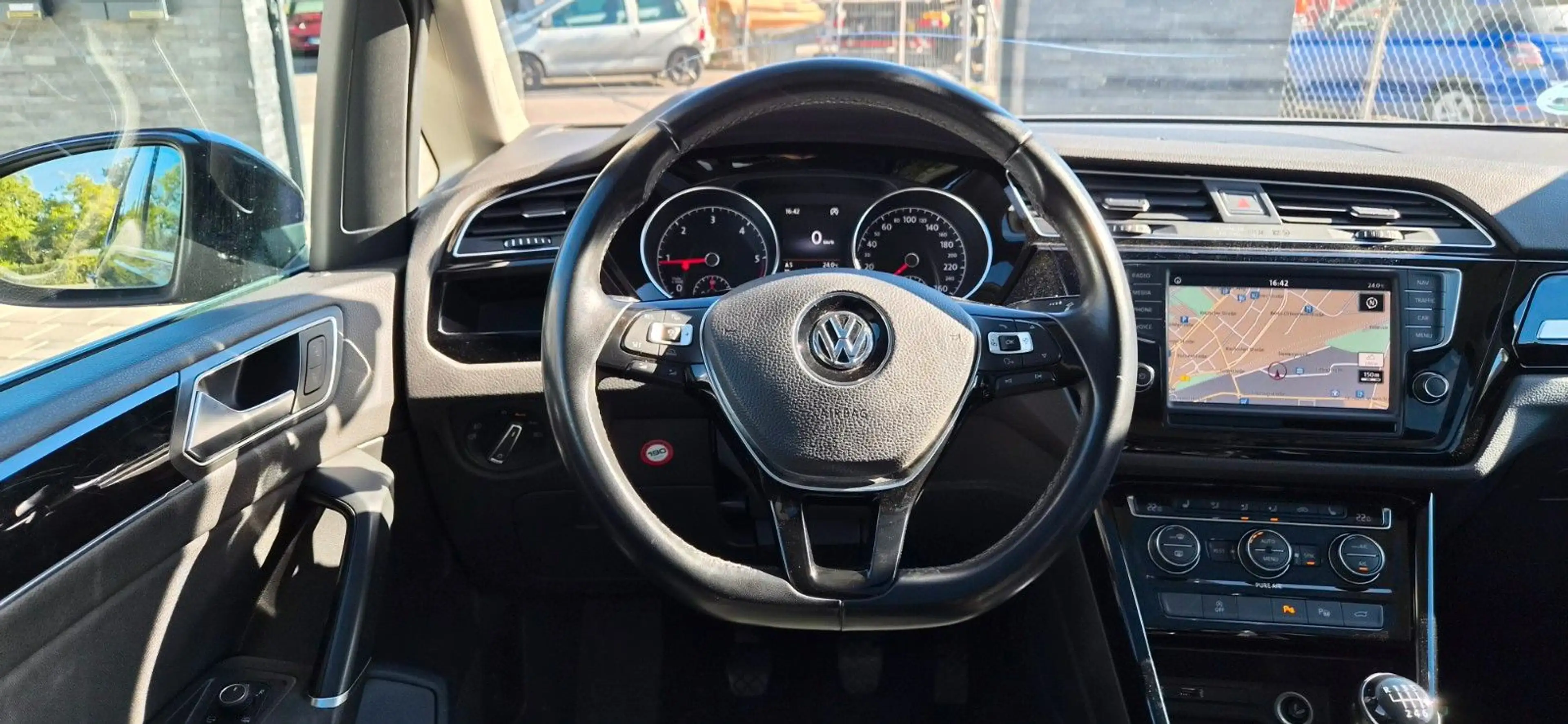 Volkswagen Touran 2.0 TDI Highline ACC Pano LED AHK — photo 10