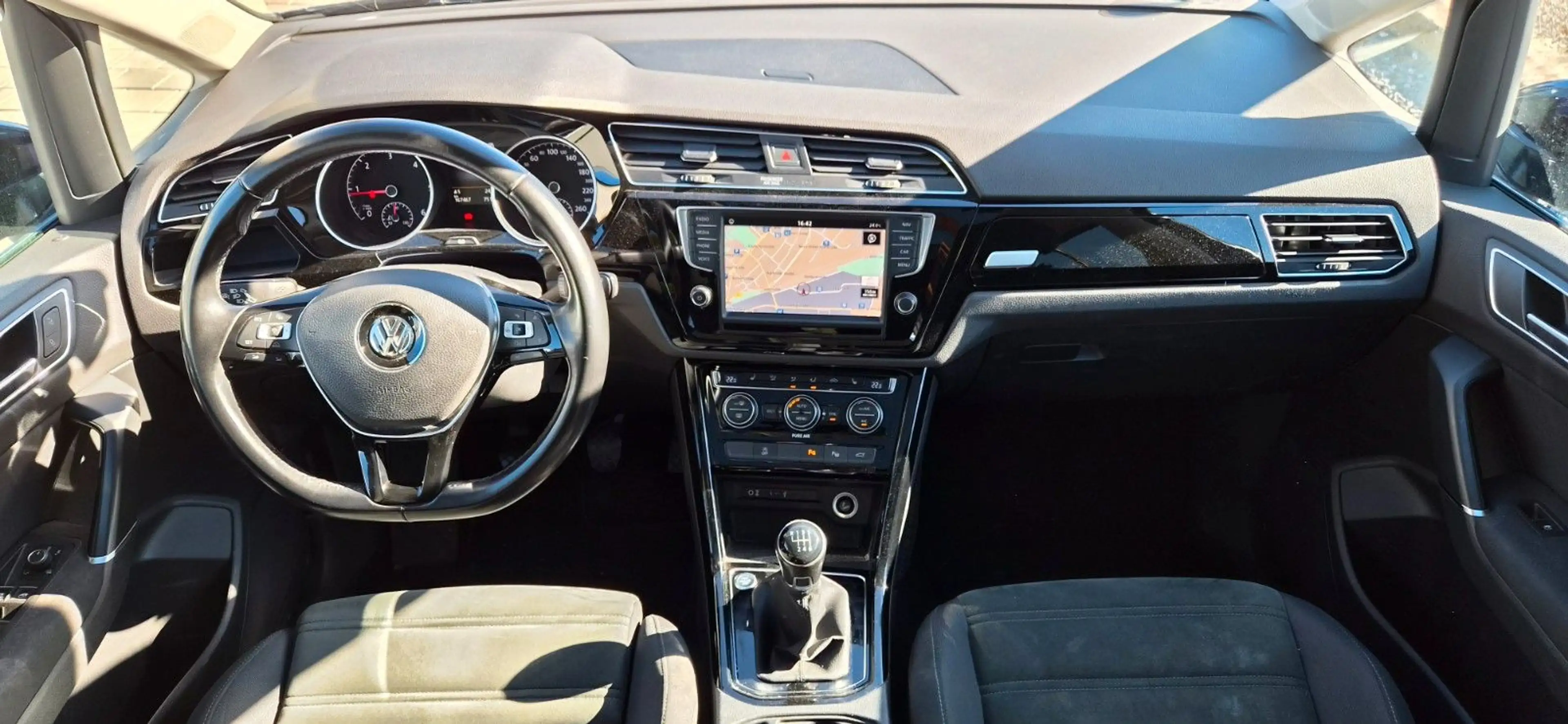 Volkswagen Touran 2.0 TDI Highline ACC Pano LED AHK — photo 9