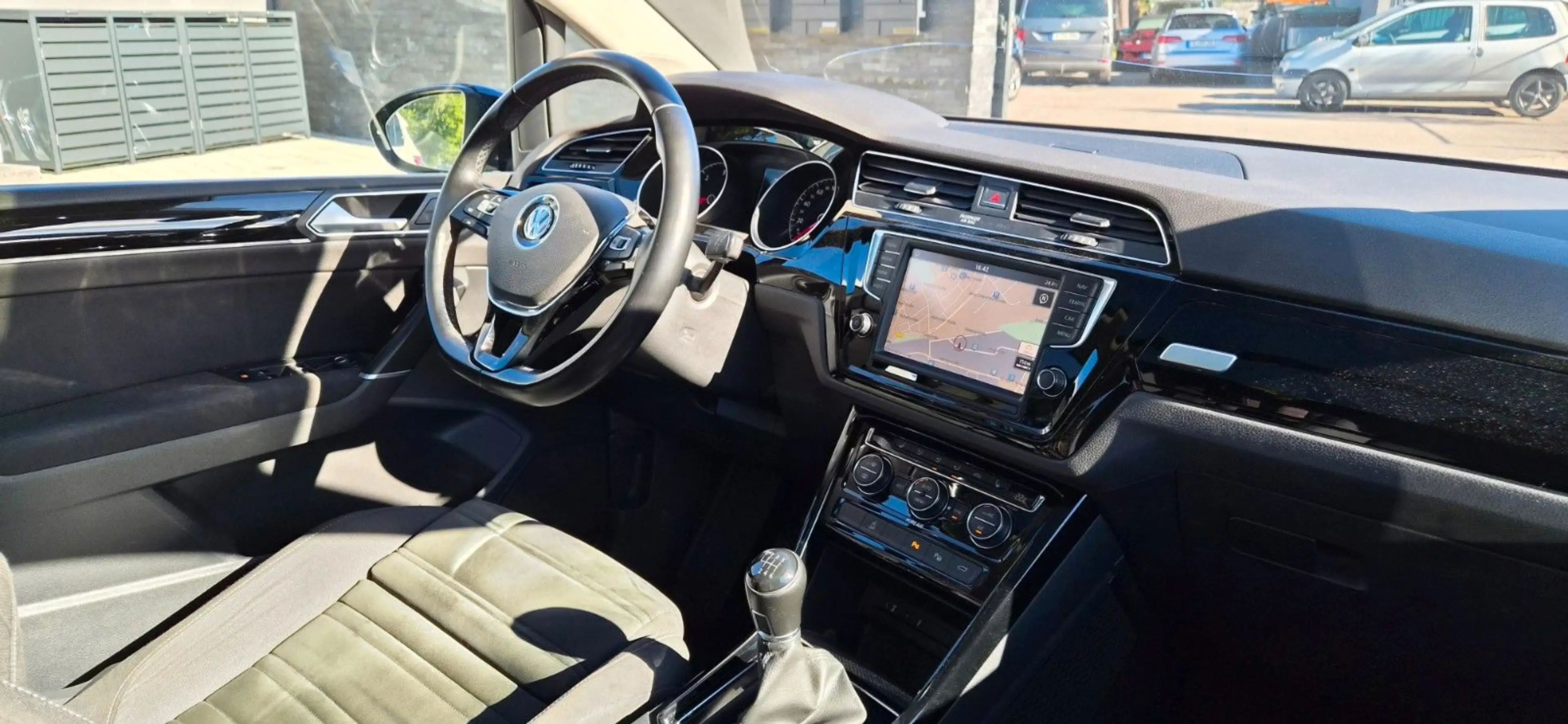 Volkswagen Touran 2.0 TDI Highline ACC Pano LED AHK — photo 11