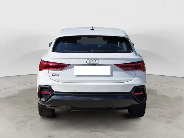Audi Q3 view 3