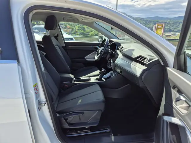 Audi Q3 view 9