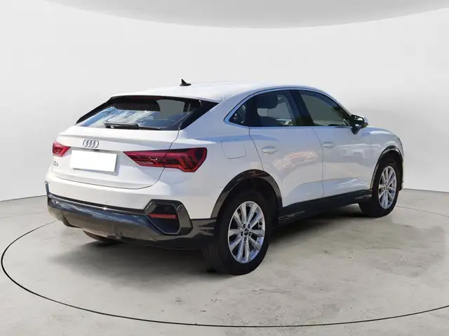 Audi Q3 view 4