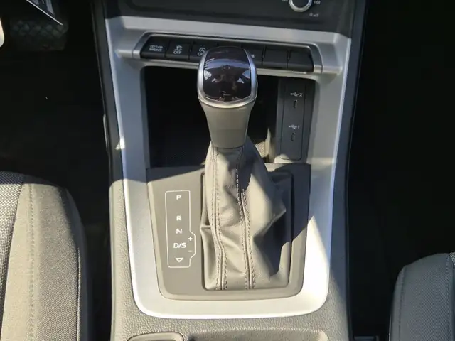 Audi Q3 view 10