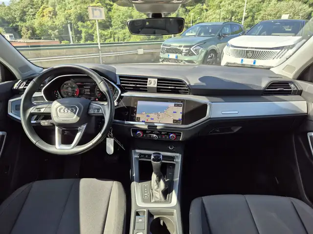 Audi Q3 view 8
