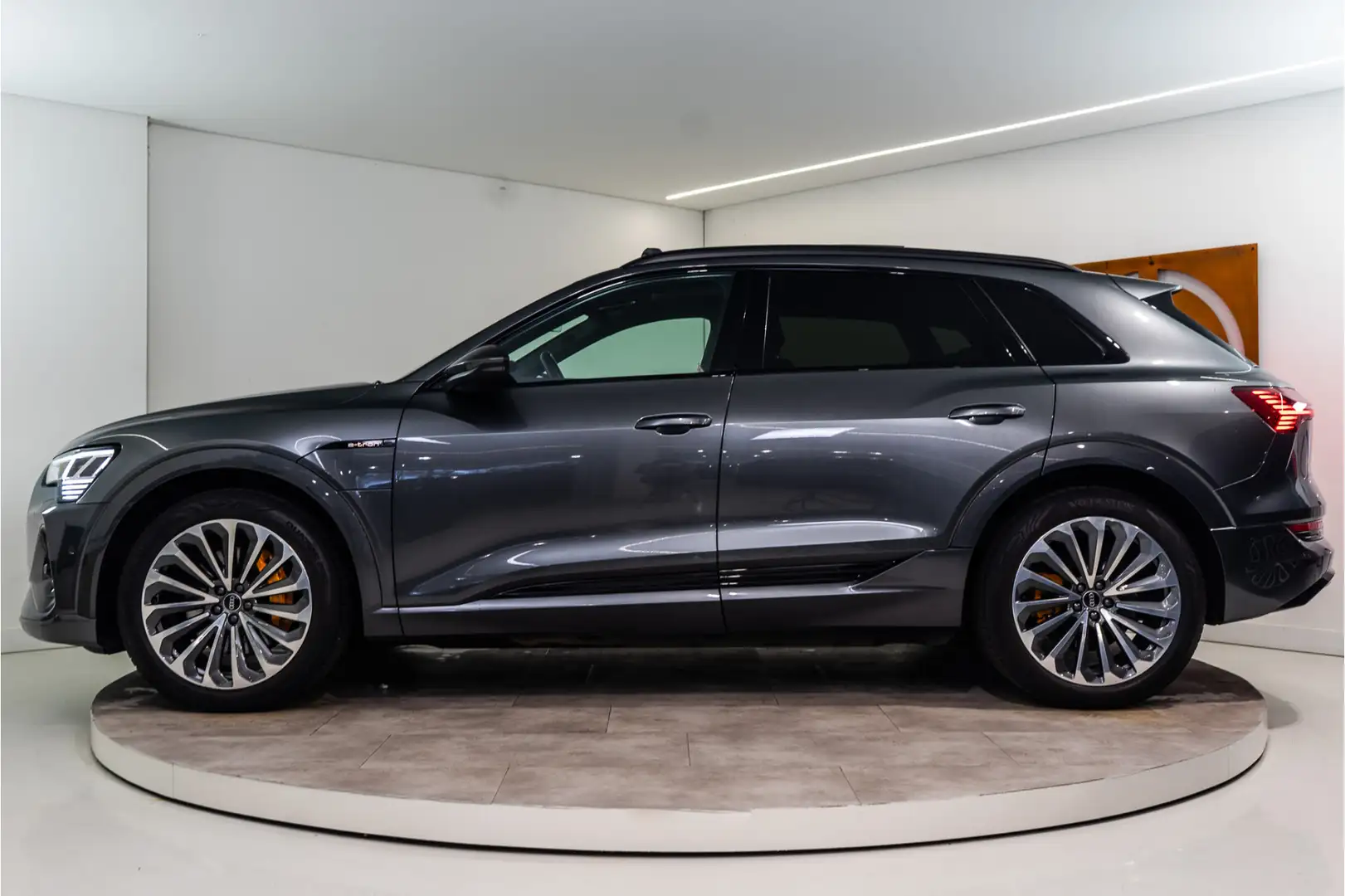 Audi e-tron 55 Quattro S-Edition 95 kWh 408PK | NL AUTO+NAP | Grijs - 2