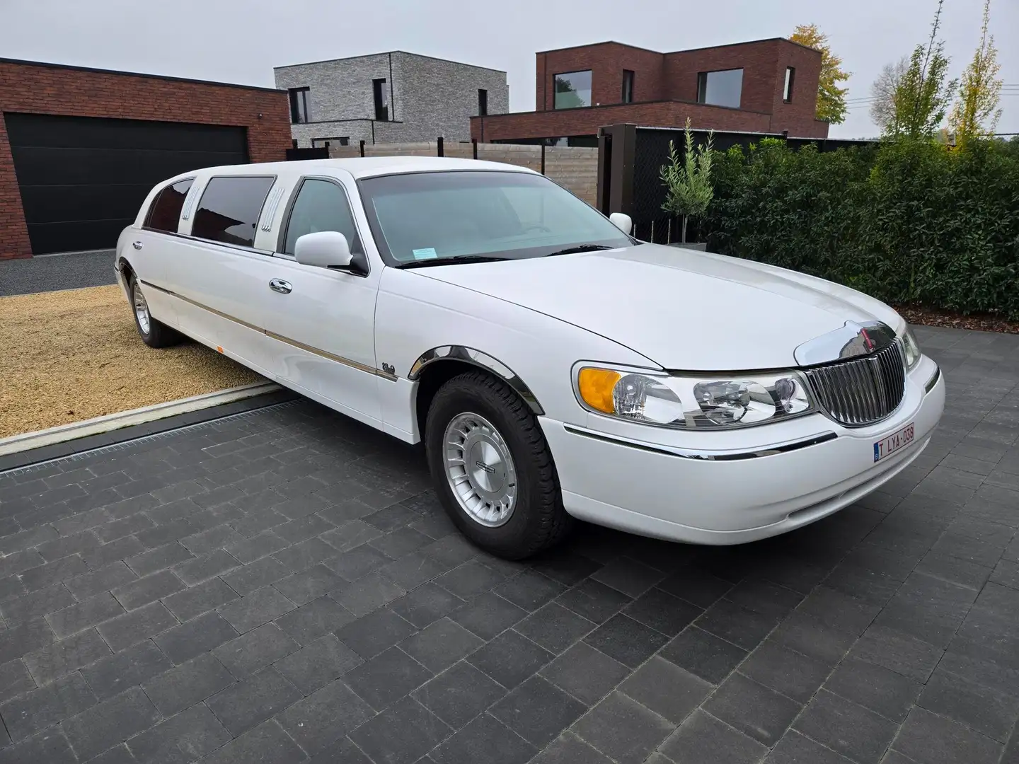 Lincoln Town Car Limousine 70 inch Blanc - 2