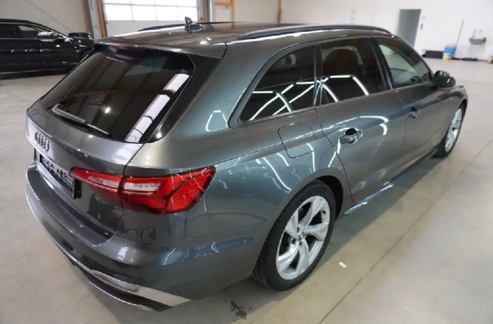 Audi A4 Avant 35 TDI S line Grau - 2