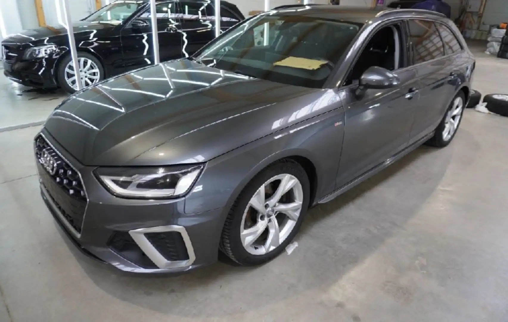 Audi A4 Avant 35 TDI S line Grau - 1