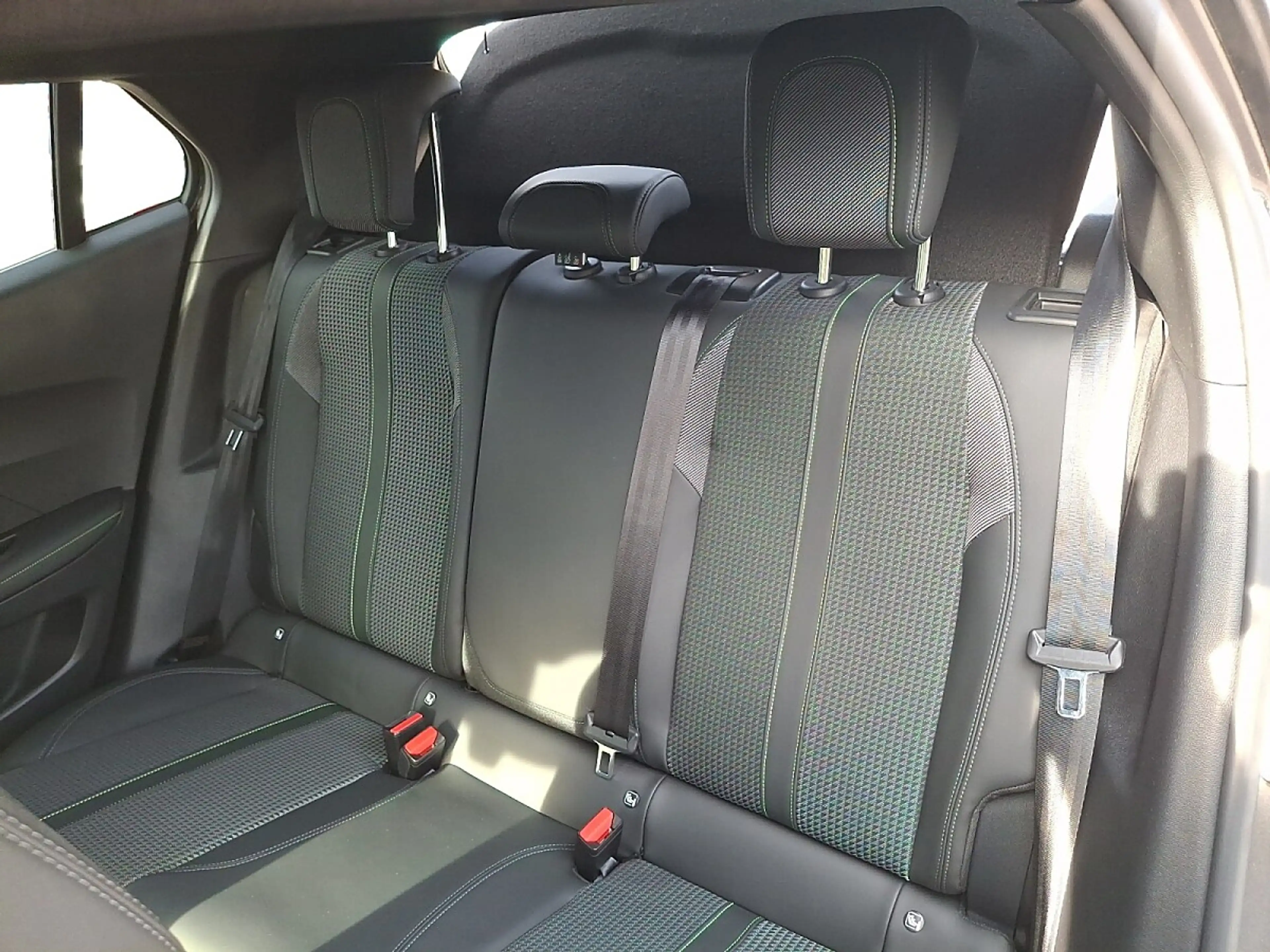 Peugeot 2008 BlueHDi 110 S&S GT 6-Gang-Manuell — photo 16