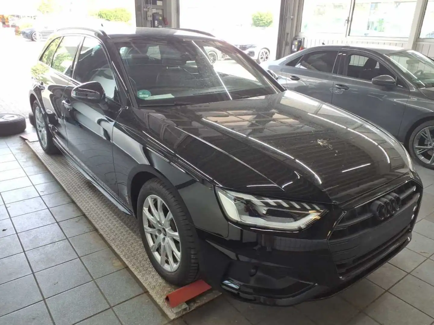 Audi A4 advanced S line 35 TDI Pano*Stndhzg* Zwart - 2