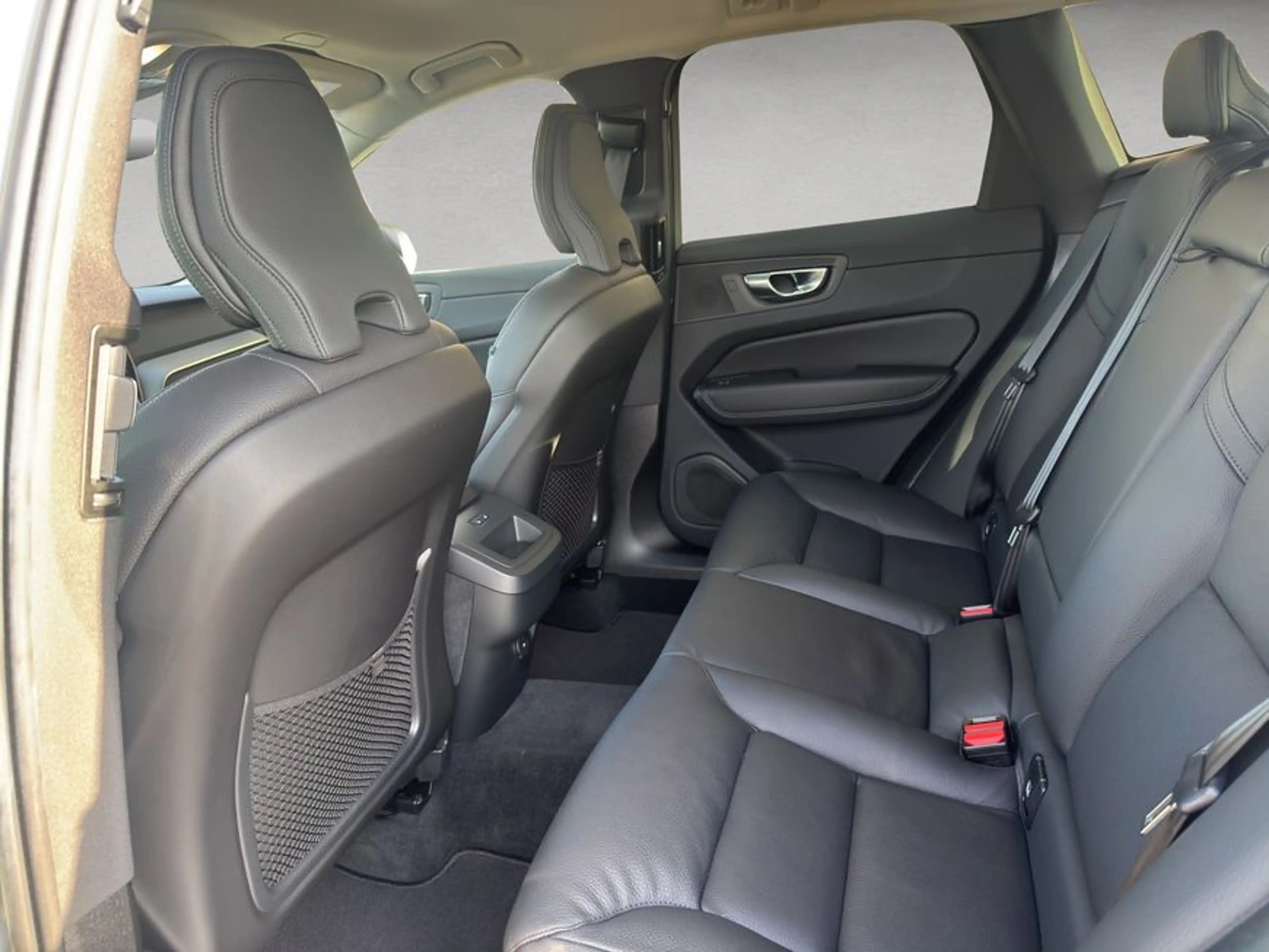 Volvo XC60 XC60 B5 AWD Vollleder Pilot BLIS H&K Voll-LED 19'' — photo 14