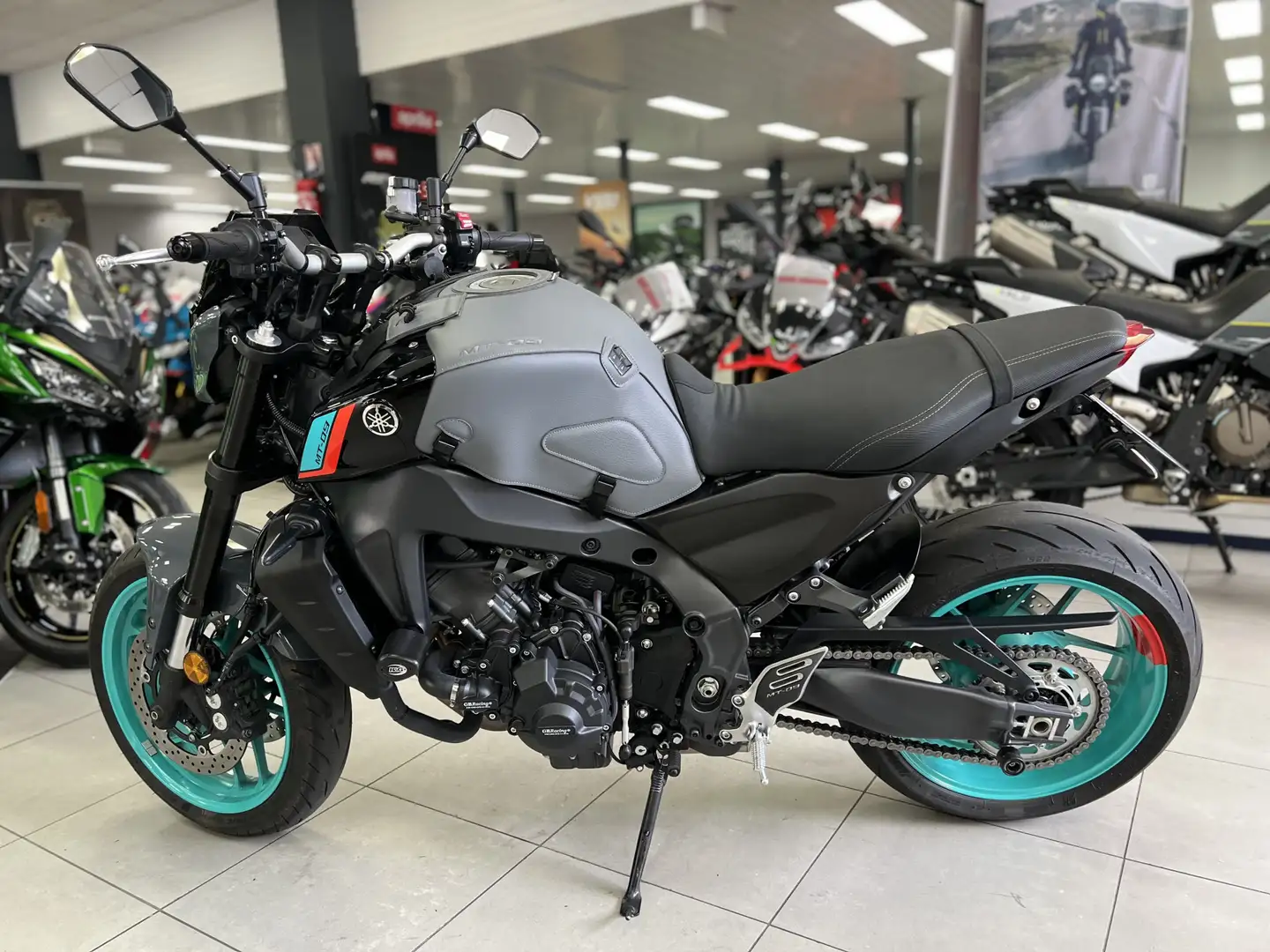 Yamaha MT-09 Gri - 2