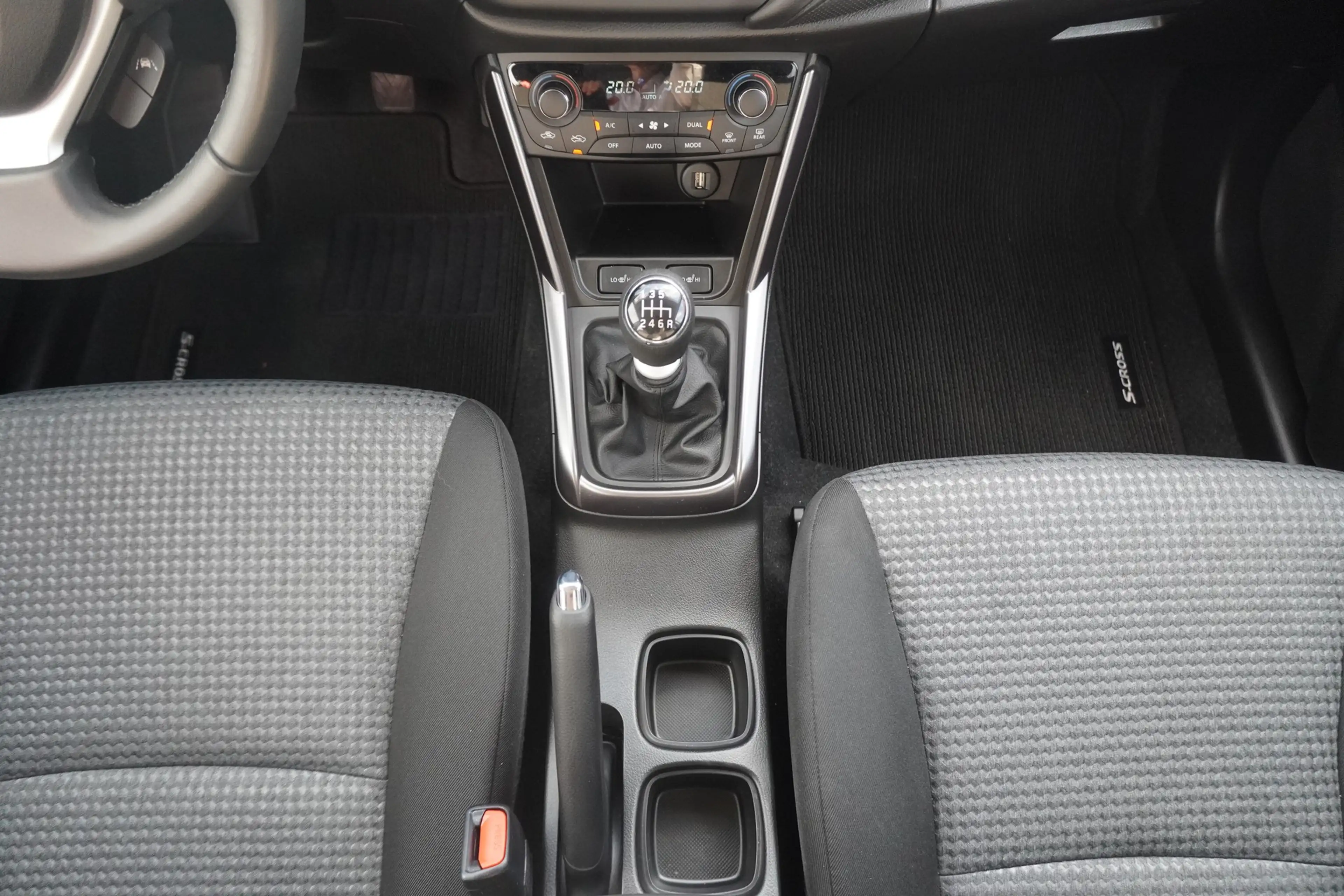 Suzuki SX4 S-Cross S-Cross 1.4 M-Hybrid Comfort LED Navi Kamera PDC — photo 14