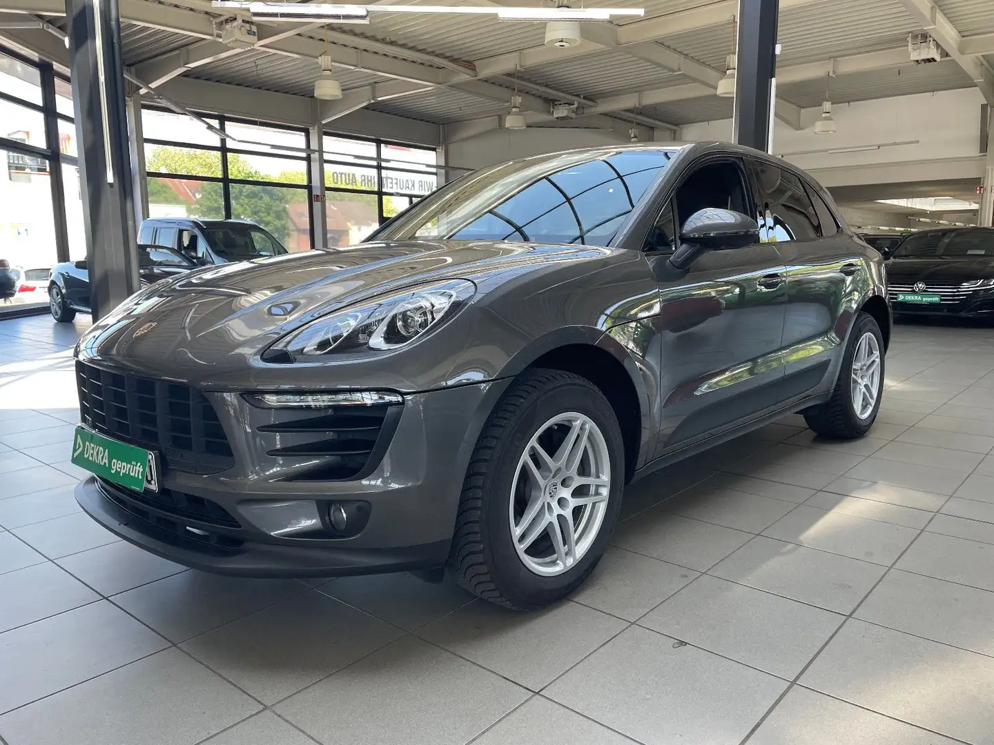 Porsche Macan 2.0 Automatik Navi SHZ PDC AHK Grau - 1