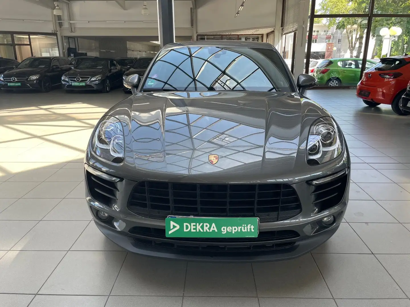 Porsche Macan 2.0 Automatik Navi SHZ PDC AHK Grau - 2