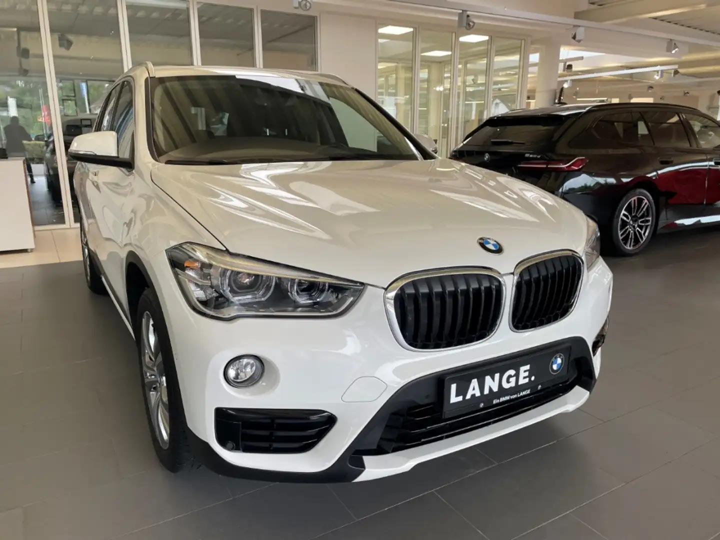 BMW X1 sDrive 18i Sport Line AHK Pano Auto. RFK Navi Blanc - 2