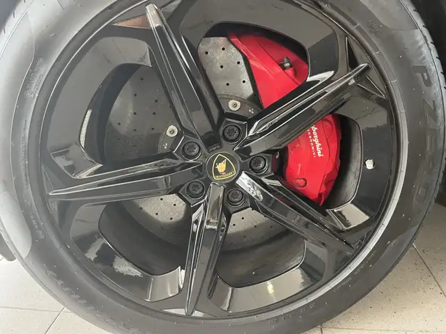 Lamborghini Urus view 8