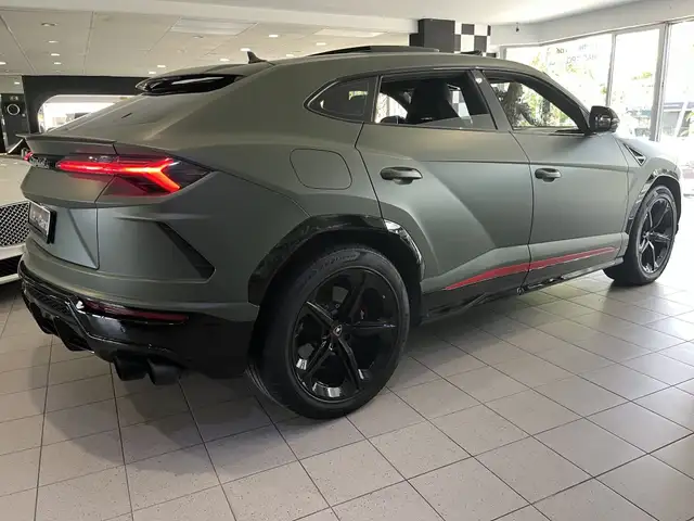 Lamborghini Urus view 3