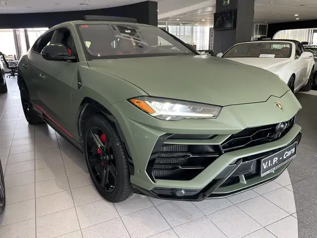 Lamborghini Urus view 4