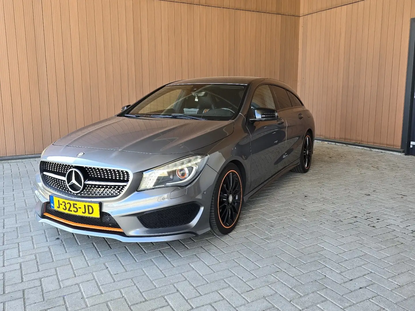 Mercedes-Benz CLA 180 OrangeArt Edition Grijs - 1