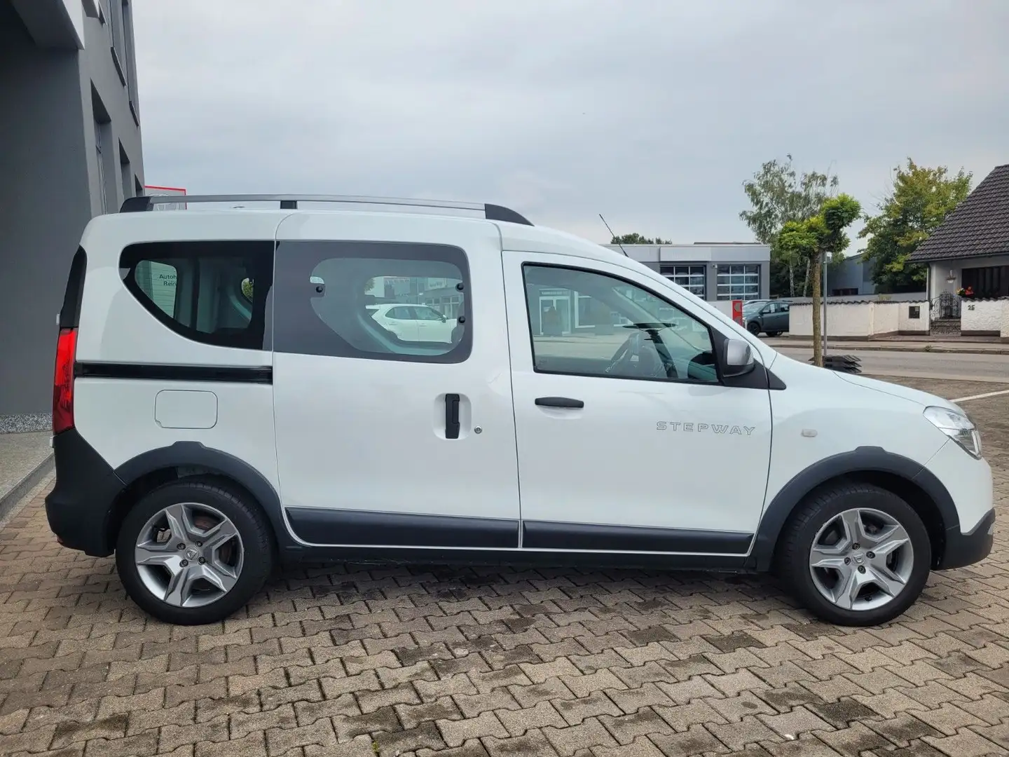 Dacia Dokker Stepway Plus Turbo*1.Hand,SHZ,Kamera,Navi Weiß - 2