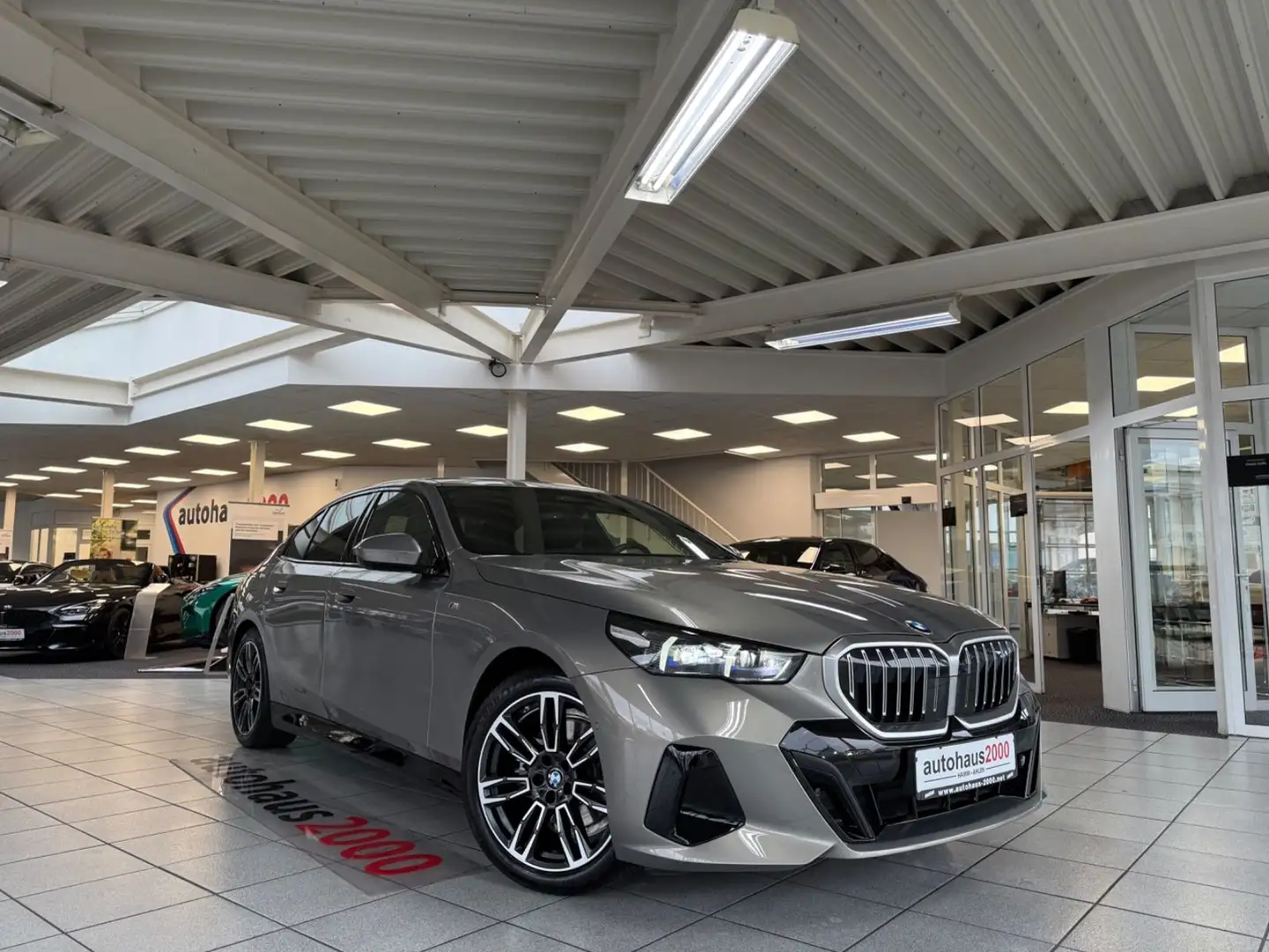 BMW 520 i Lim. M Sportpaket LED/HUD/360°/AHK/H&K Grau - 1