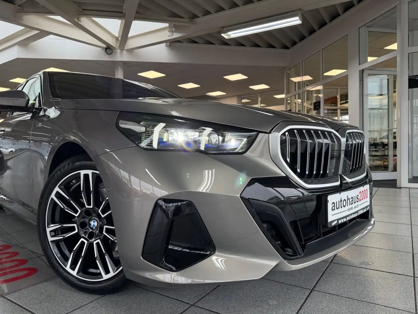BMW 520 i Lim. M Sportpaket LED/HUD/360°/AHK/H&K Grau - 2