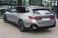 BMW i5 Touring M60 xDrive M Sport / Panoramadak / Trekhaa Grijs - thumbnail 2