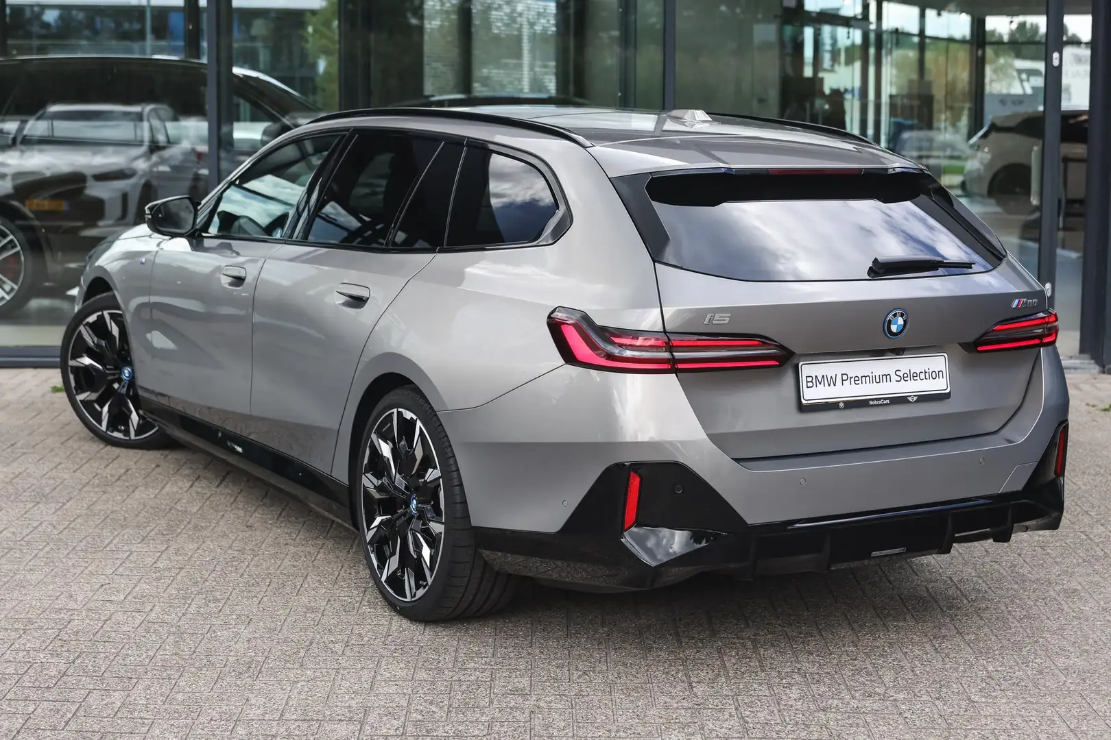 BMW i5 Touring M60 xDrive M Sport / Panoramadak / Trekhaa Grijs - 2