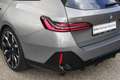 BMW i5 Touring M60 xDrive M Sport / Panoramadak / Trekhaa Grijs - thumbnail 36