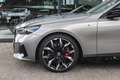 BMW i5 Touring M60 xDrive M Sport / Panoramadak / Trekhaa Grijs - thumbnail 4
