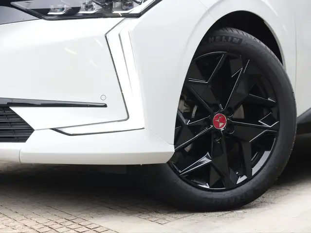 DS Automobiles DS 4 view 5
