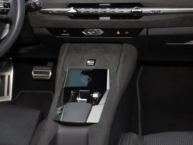 DS Automobiles DS 4 view 11