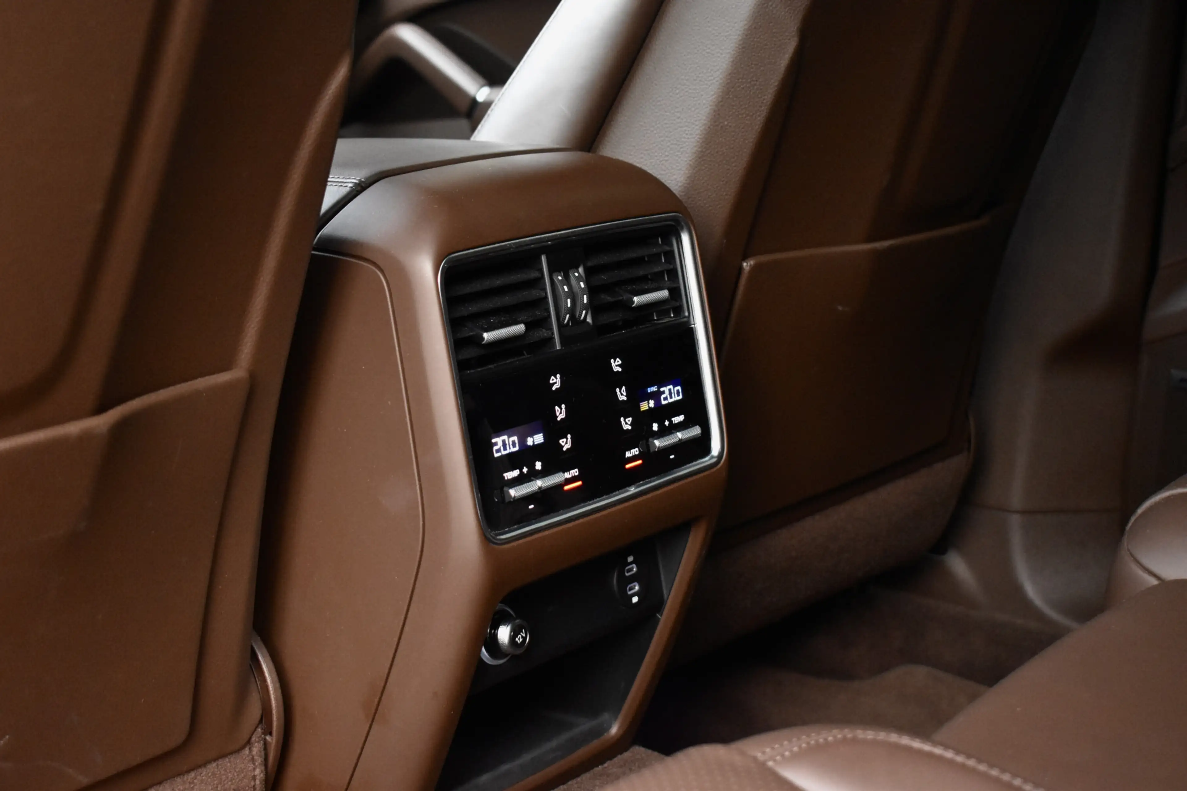 Porsche Cayenne Coupé 3.0 E-Hybrid Platinum Edition SportDesign | — photo 29