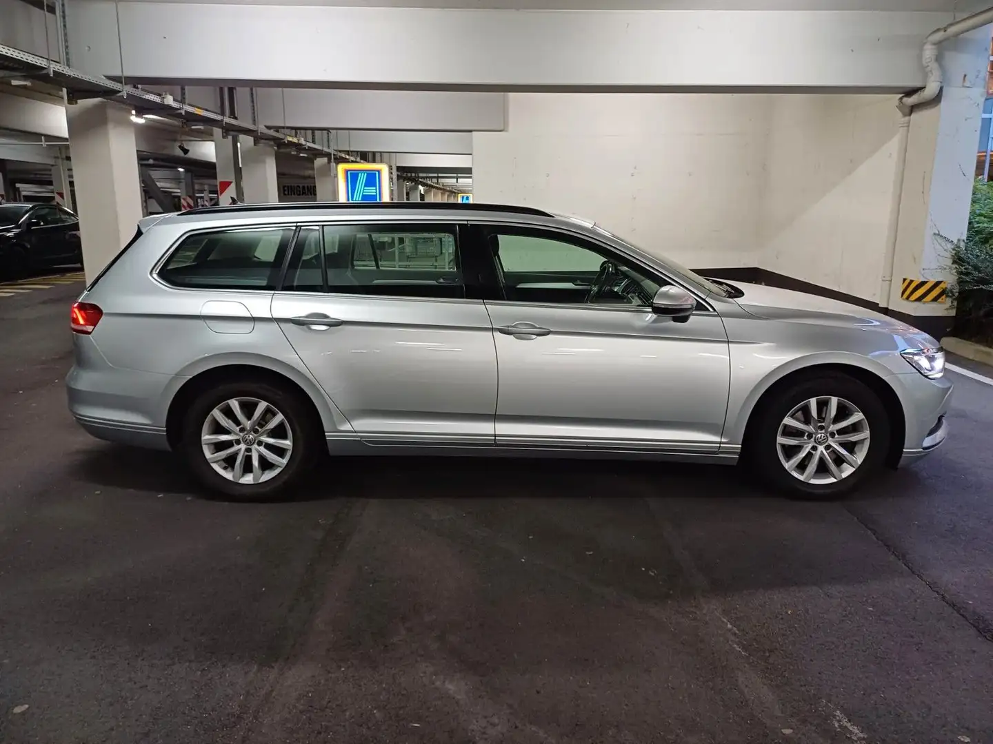 Volkswagen Passat Variant Comfortline*Kamera*Navi*ACC*AHK* Silber - 2