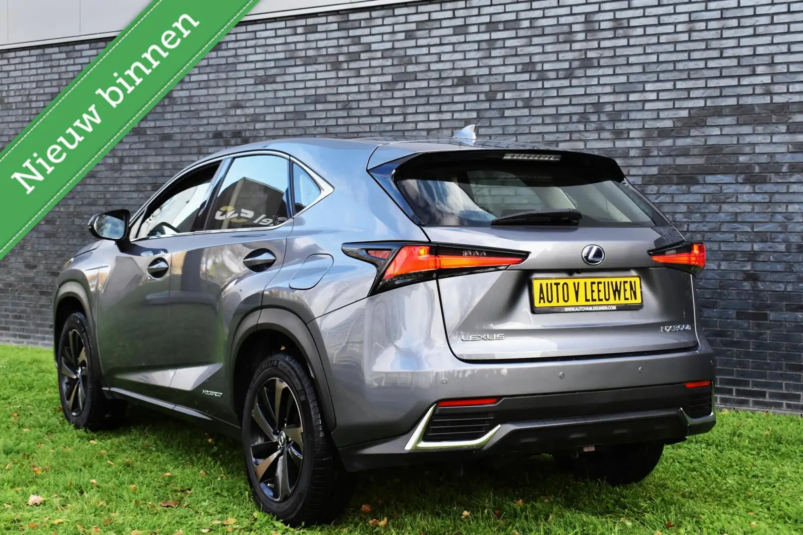 Lexus NX 300h AWD Sport Line PANORAMADAK/MATRIX/LEDER/CAMERA/ETC Grijs - 2