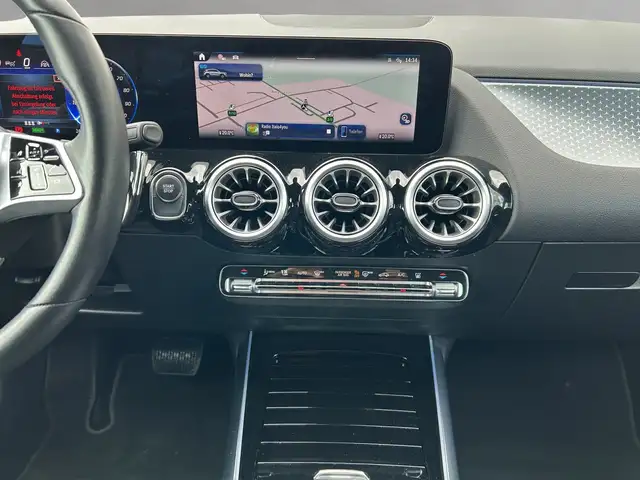 Mercedes-Benz 250 view 11