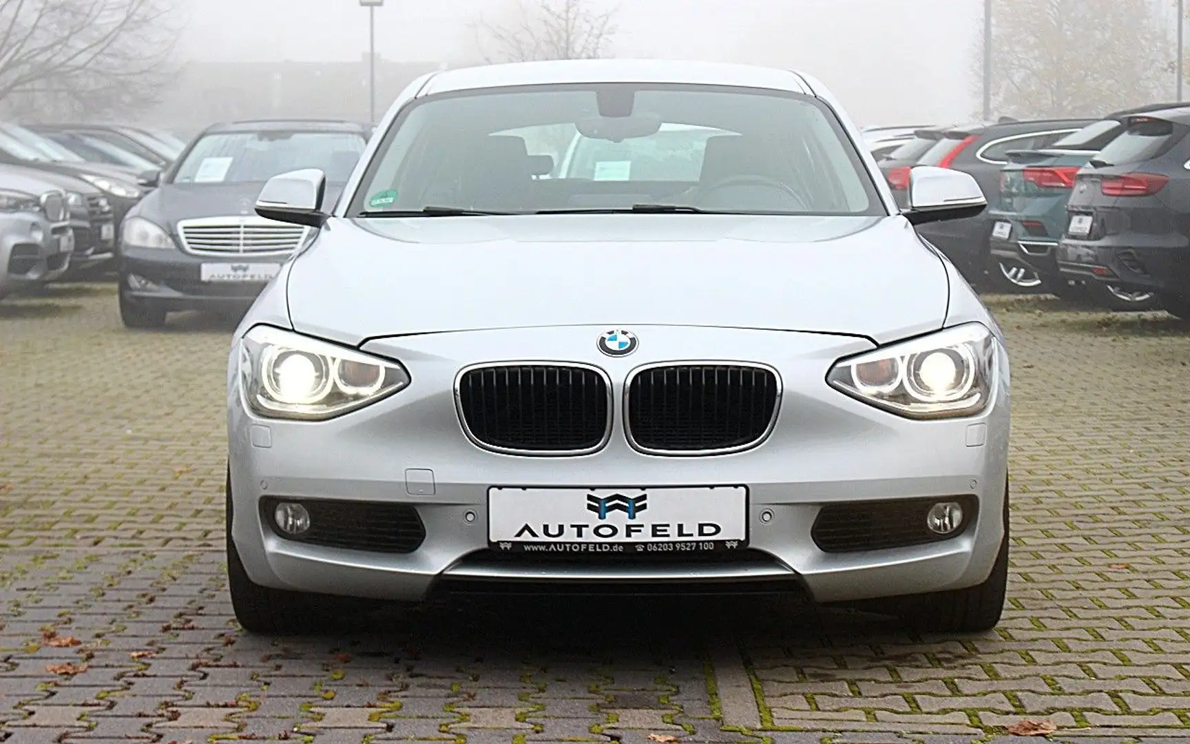 BMW 118 i Automatik/VOLLSH/LEDER/NAVI/BIXENON/SHZ/PDC Stříbrná - 2