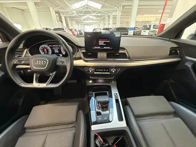 Audi Q5 view 12