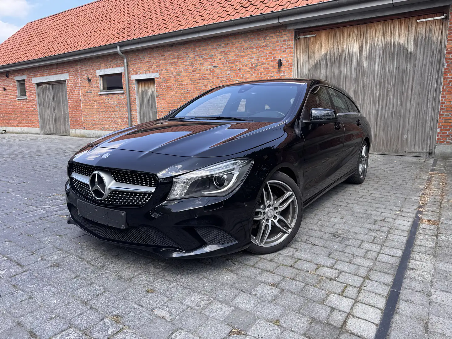 Mercedes-Benz CLA 180 Shooting Brake 7G-DCT AMG Line Noir - 1