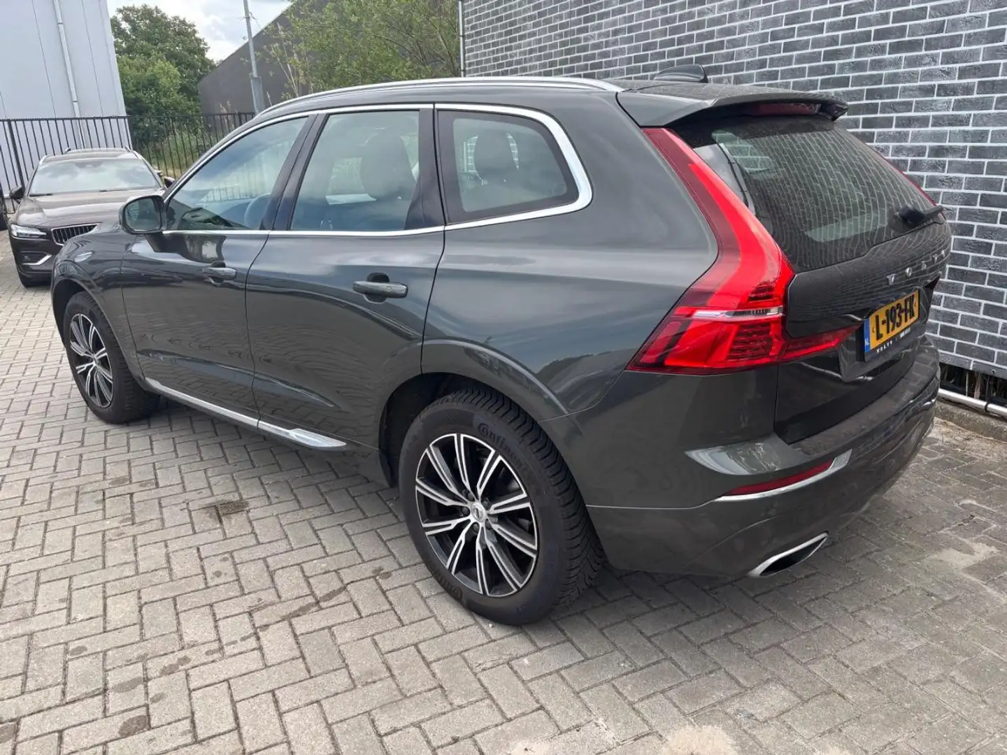 Volvo XC60 2.0 B5 Inscription Grijs - 2
