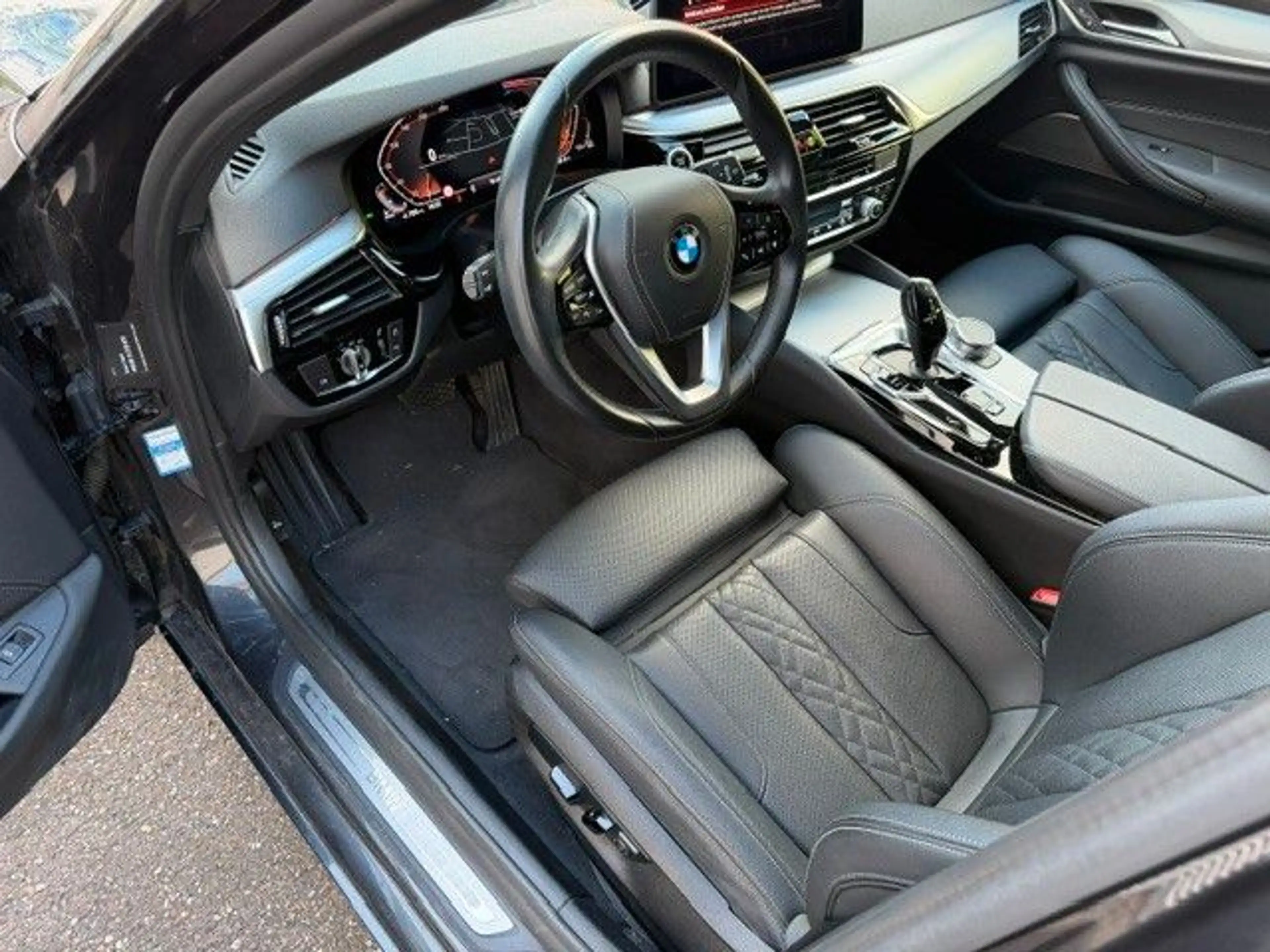 BMW 520 d Touring xDrive LED / Head-Up/Leder/ — photo 9