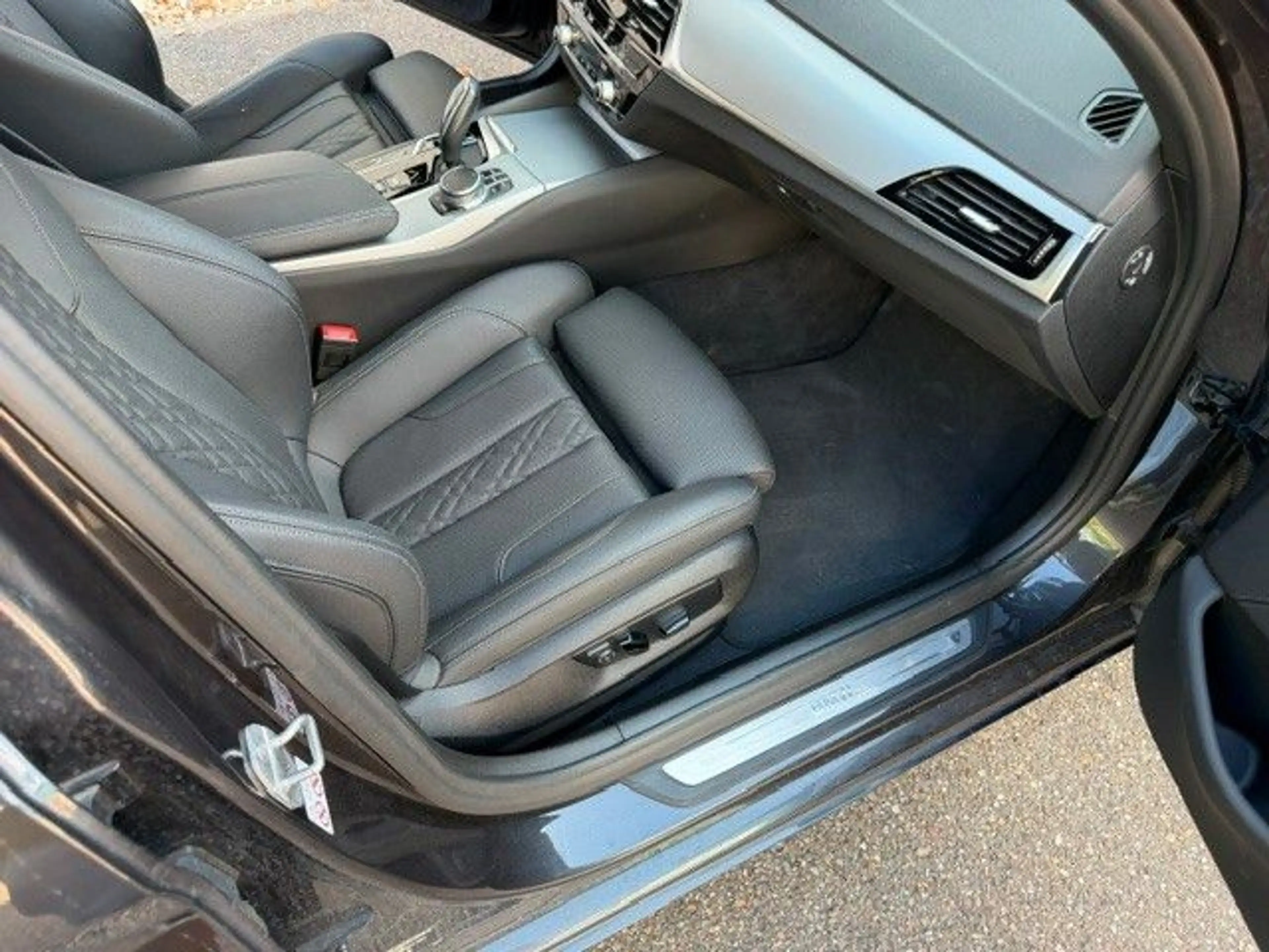 BMW 520 d Touring xDrive LED / Head-Up/Leder/ — photo 11