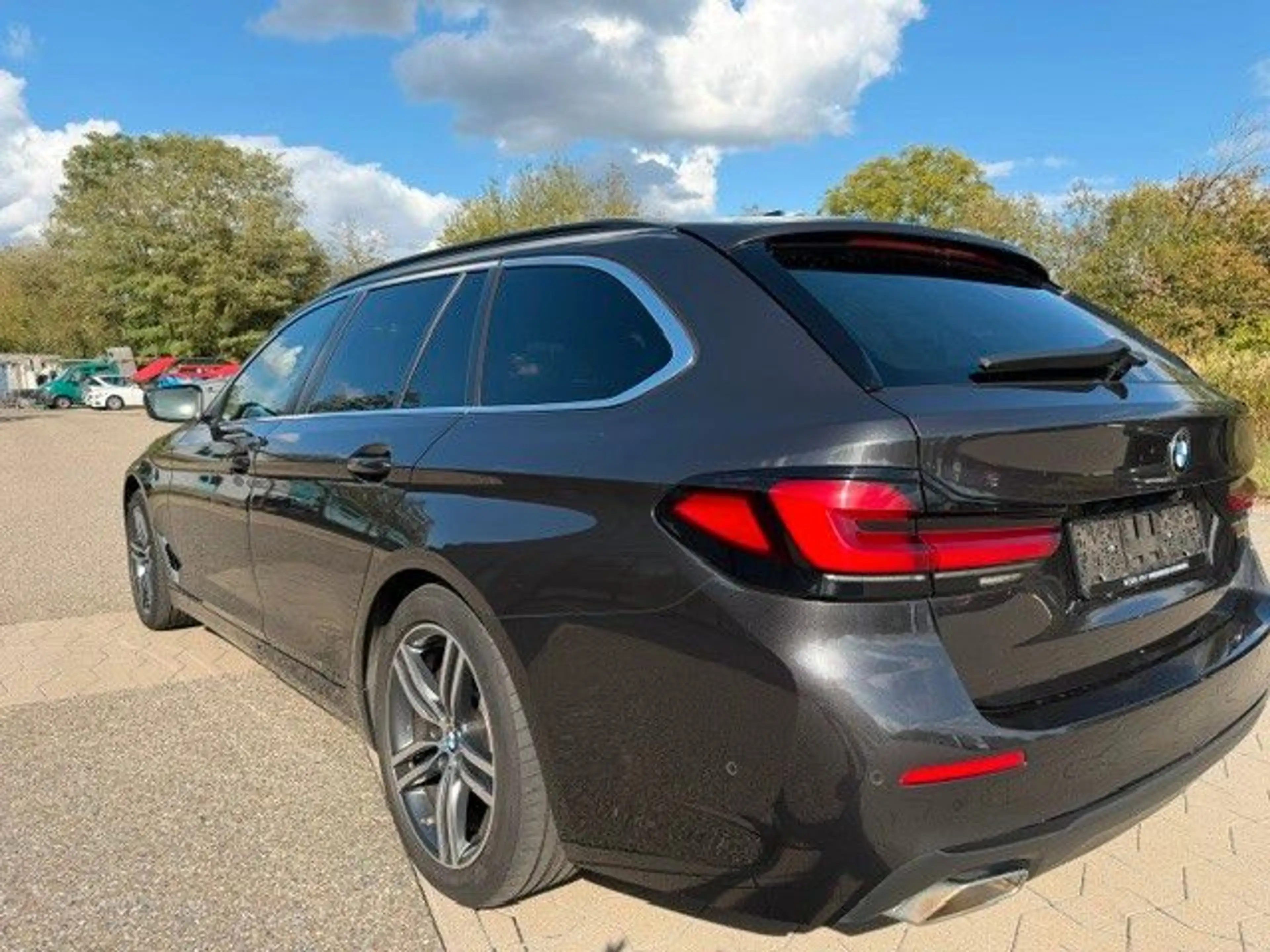 BMW 520 d Touring xDrive LED / Head-Up/Leder/ — photo 6